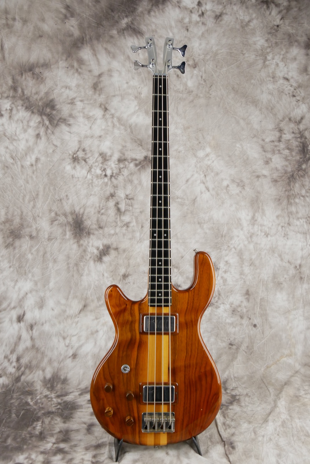 Kramer_Bass_450_B_walnut_left_hand - 01.jpg